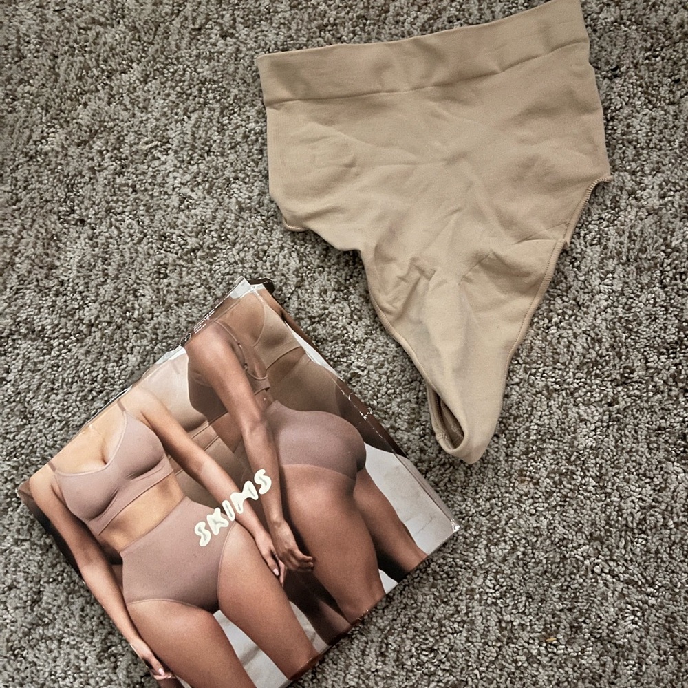 Skims mid rise sculpting thong